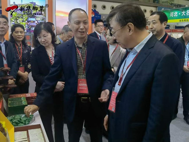 深圳国际农博会上，芝人堂泰山灵芝获市领导赞赏